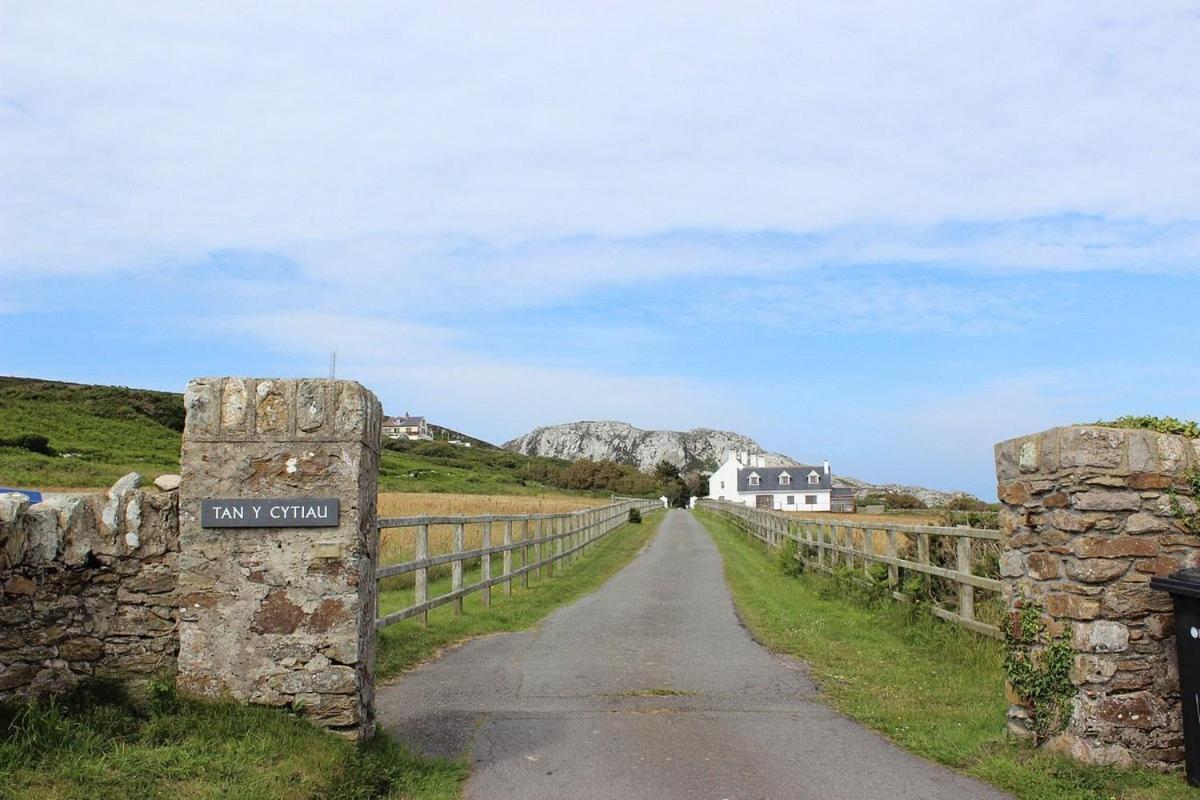 Sea And Mountain View Luxury Glamping Pods Heated Hotel Holyhead Exterior foto